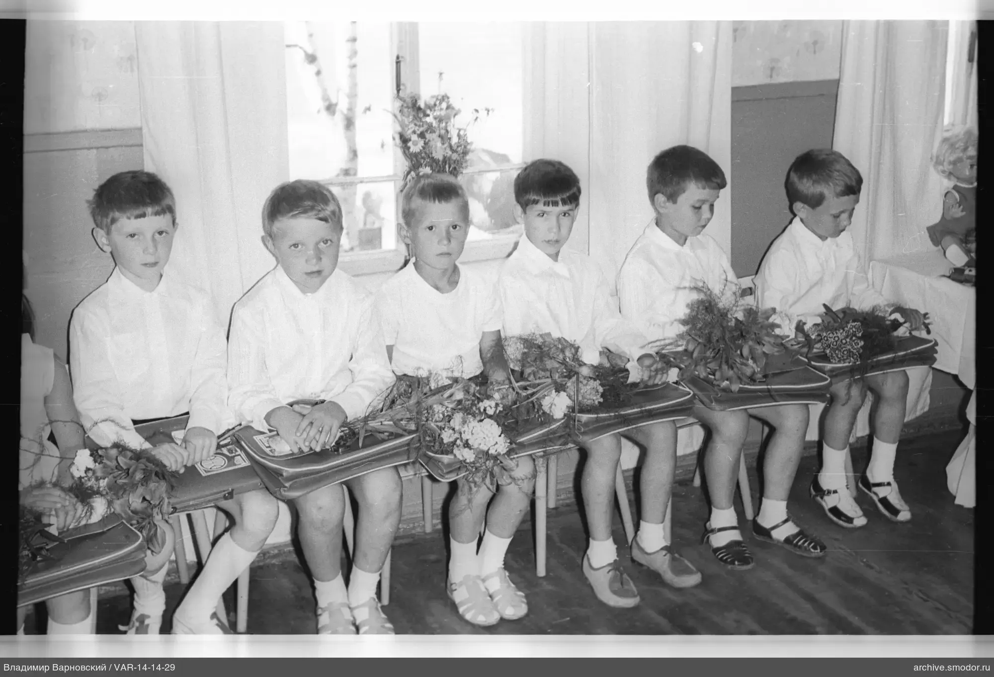 Gruppe von Jungen mit Blumen und Aktentaschen