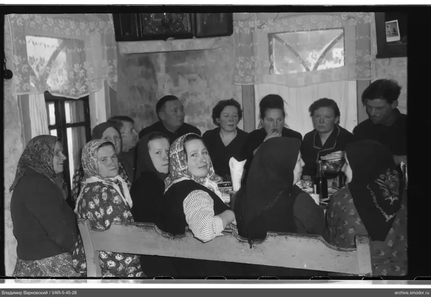 Gruppenporträt am Tisch
