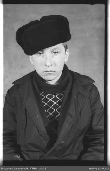 Портрет мальчика в тёмной шапке и пальто