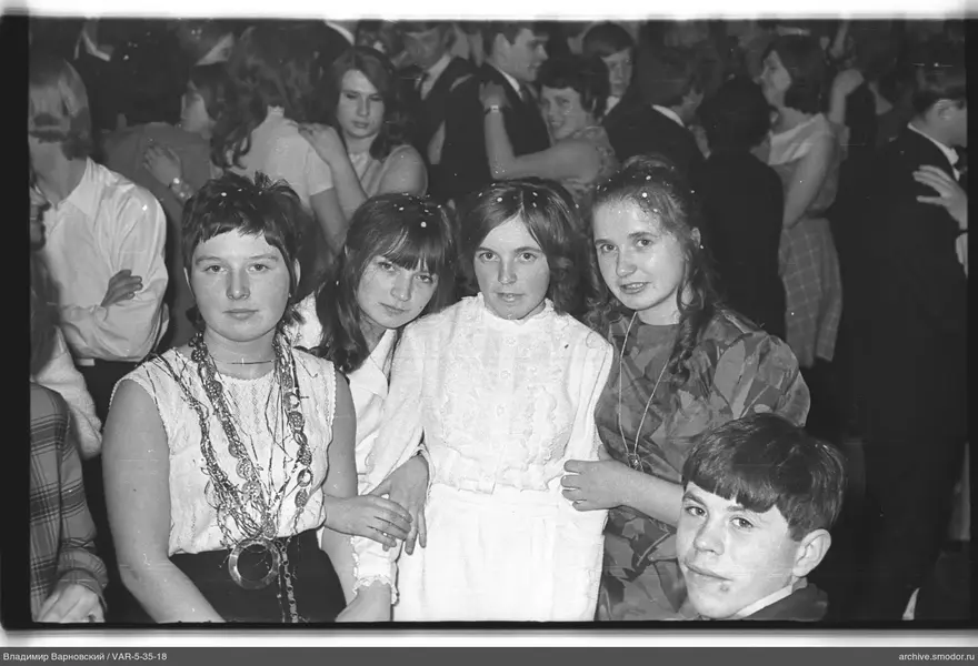 Gruppenporträt mit Mädchen und Jungen