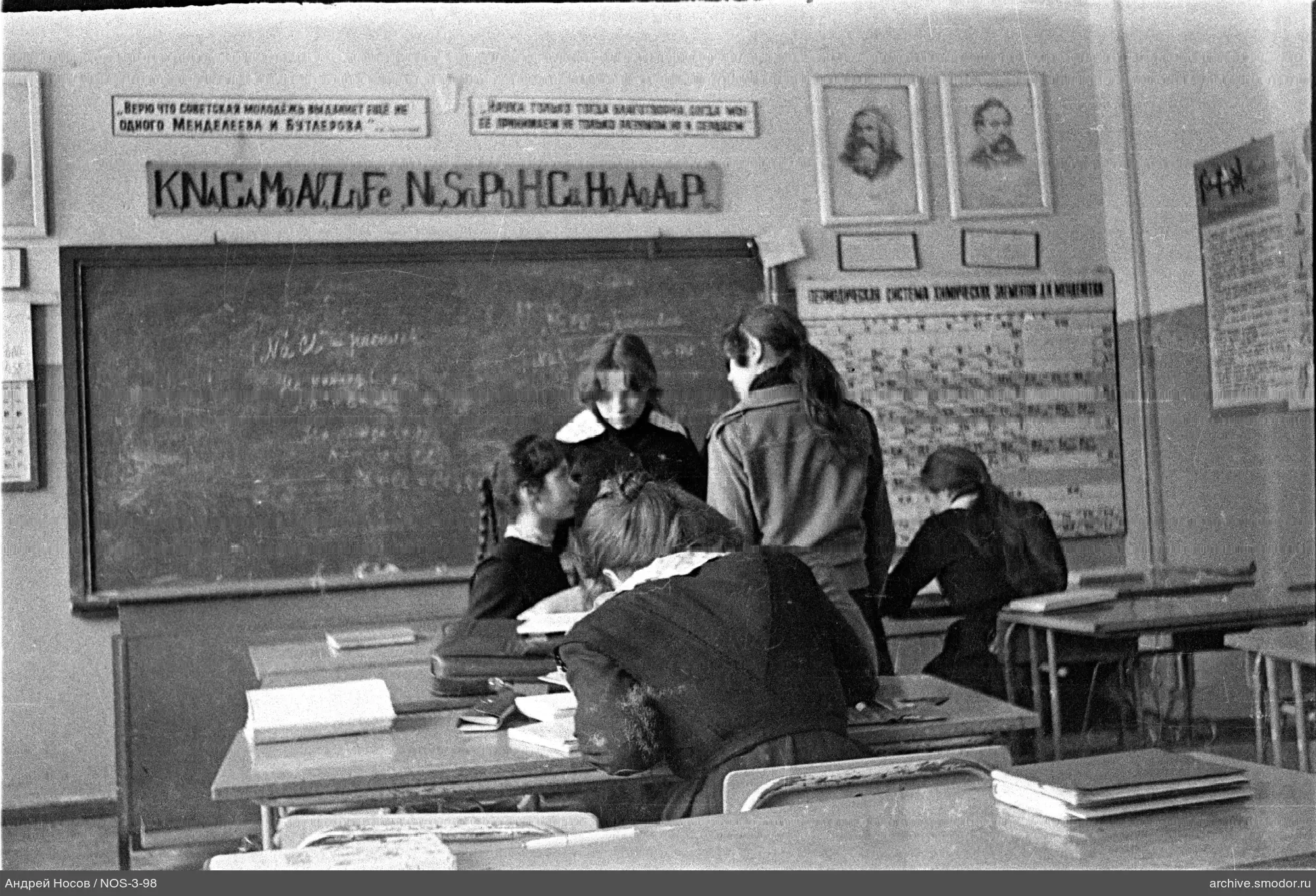 Mädchen in Schuluniformen im Klassenzimmer