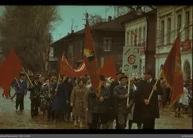 Gruppe mit Fahnen und Plakat