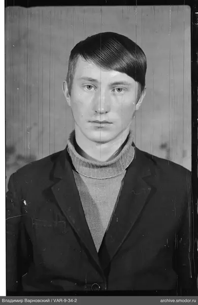 Porträt eines Mannes in Pullover und Jacke