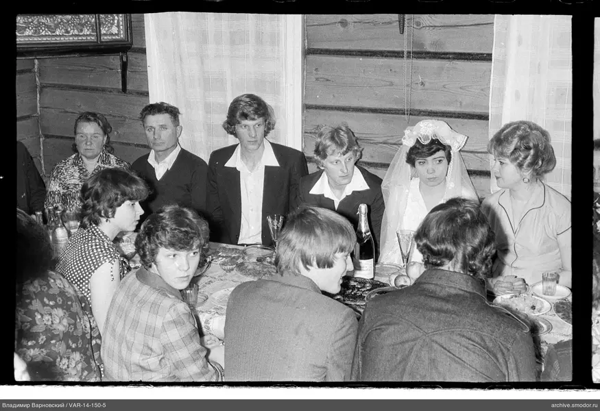 Gruppenporträt am Tisch