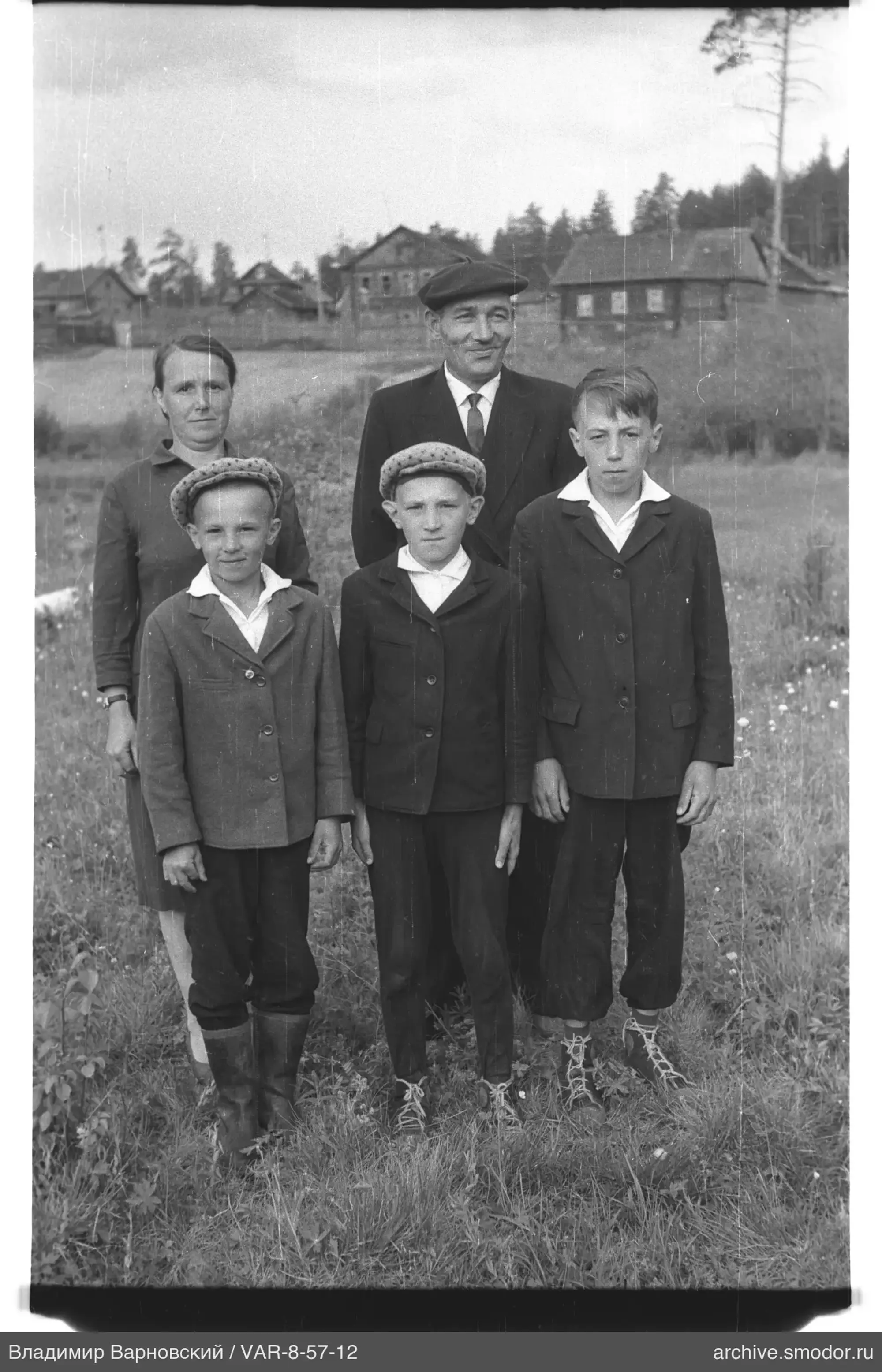 Gruppenporträt mit Jungen und Erwachsenen