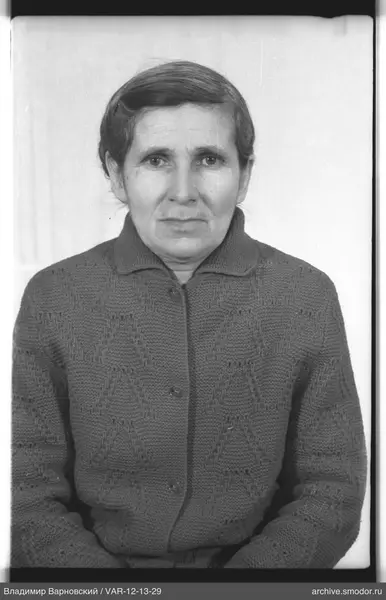 Porträt einer Frau in einer gestrickten Jacke