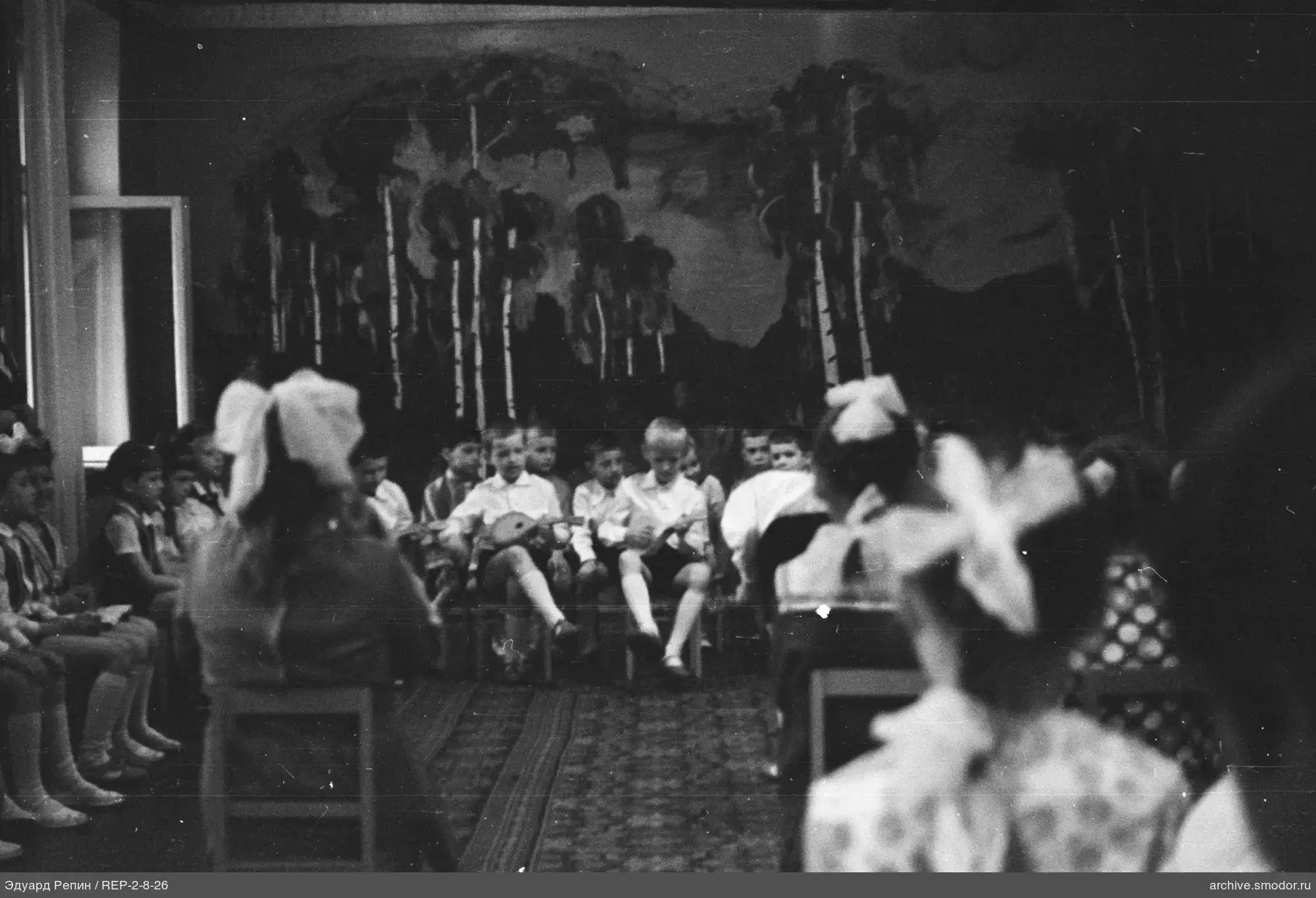 Kinder mit Musikinstrumenten und Mädchen mit Schleifen