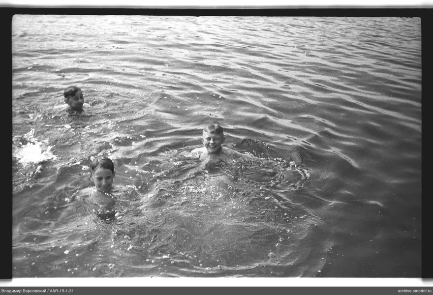 Drei Jungen im Wasser