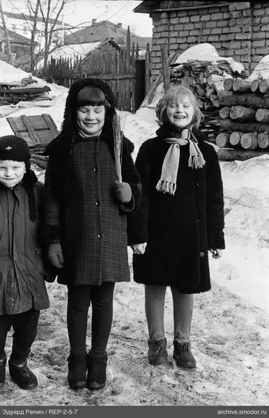 Gruppenporträt von Kindern im Schnee