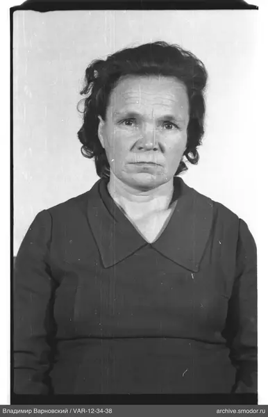 Porträt einer Frau mit kurzen welligen Haaren