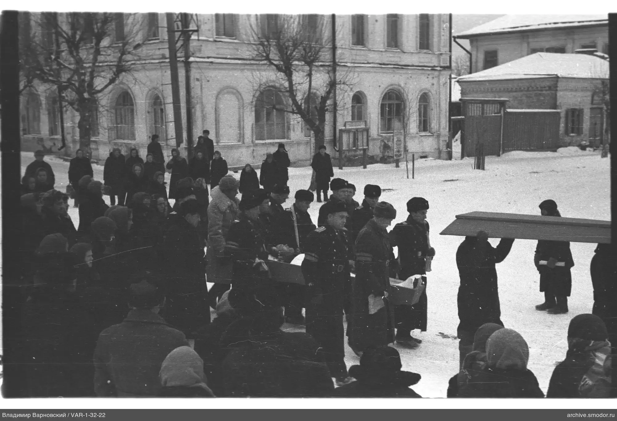 Группа мужчин с гробом на похоронах