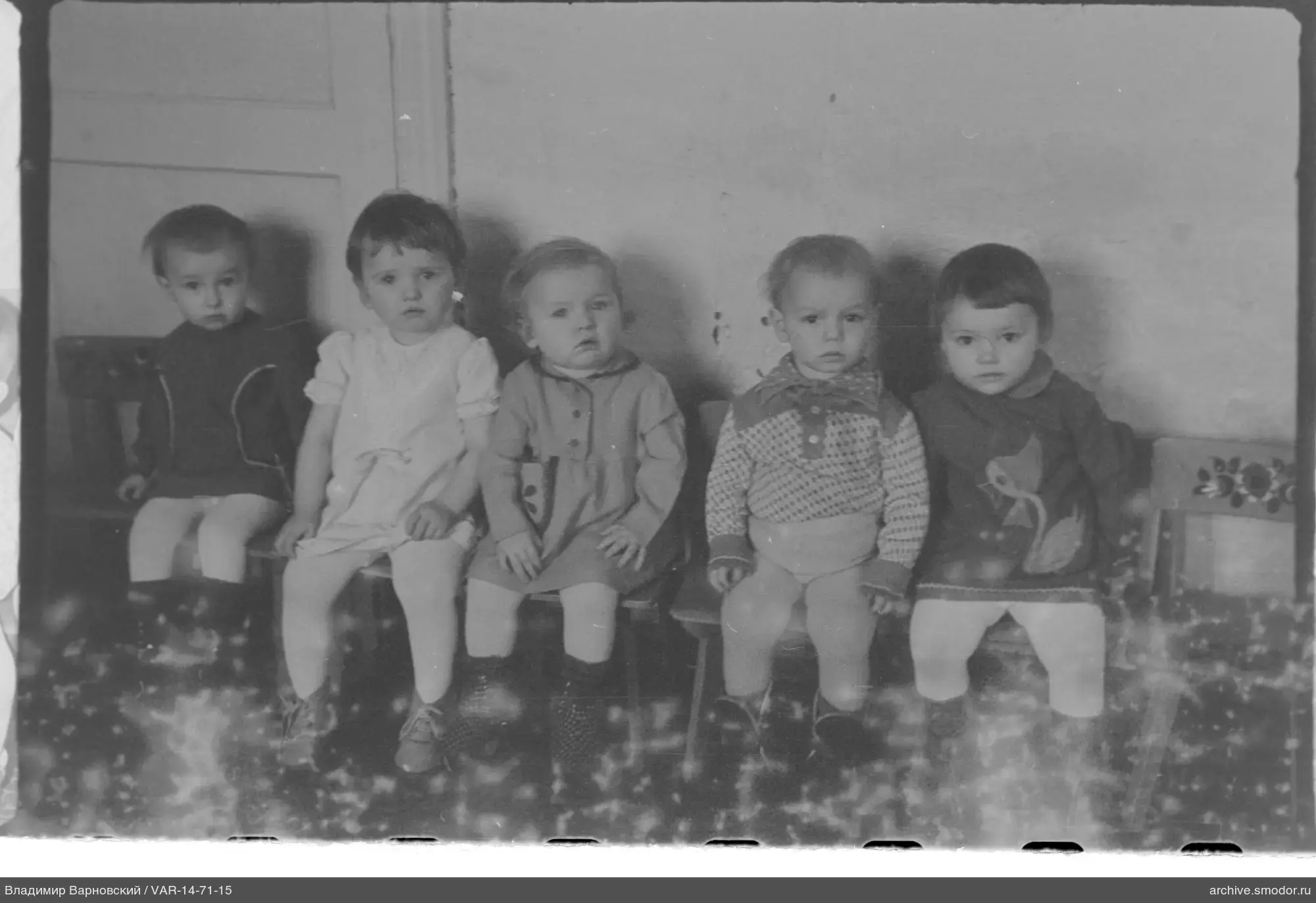 Gruppenporträt von Kindern an der Wand