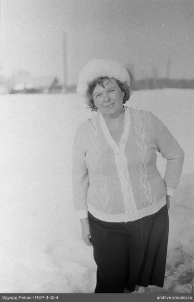 Frau in Winterkleidung im Schnee