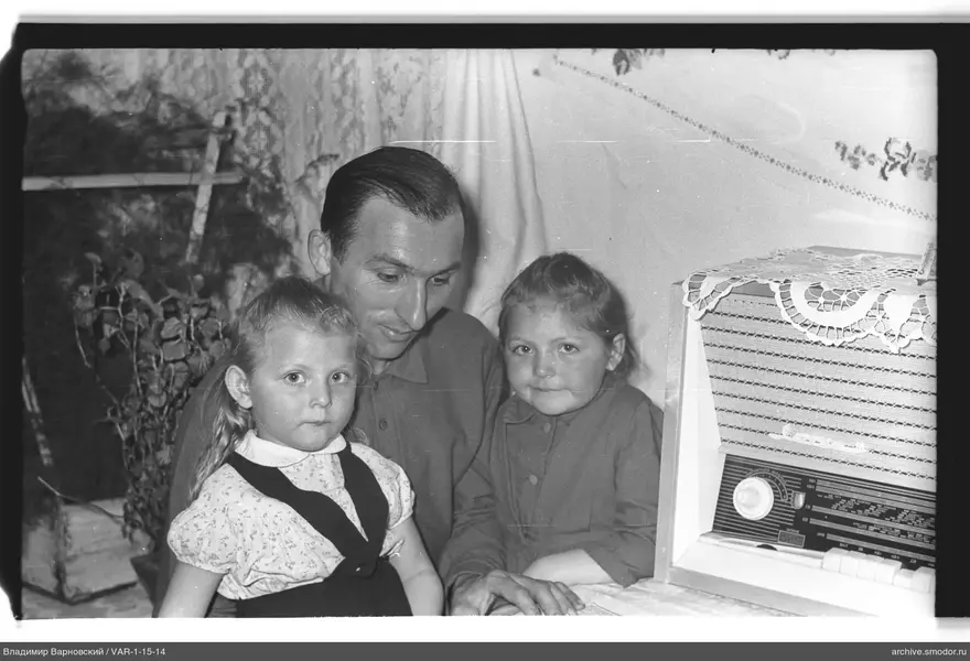 Gruppenporträt mit Radio