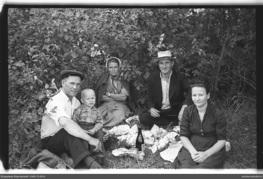 Gruppe von fünf Personen auf dem Gras