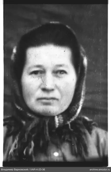 Porträt einer Frau mit Kopftuch