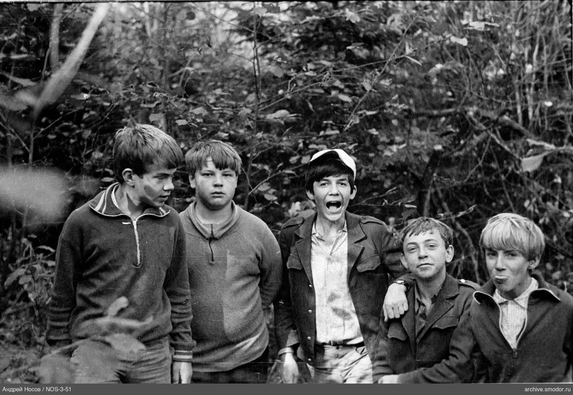 Gruppe von Jungen vor Laub