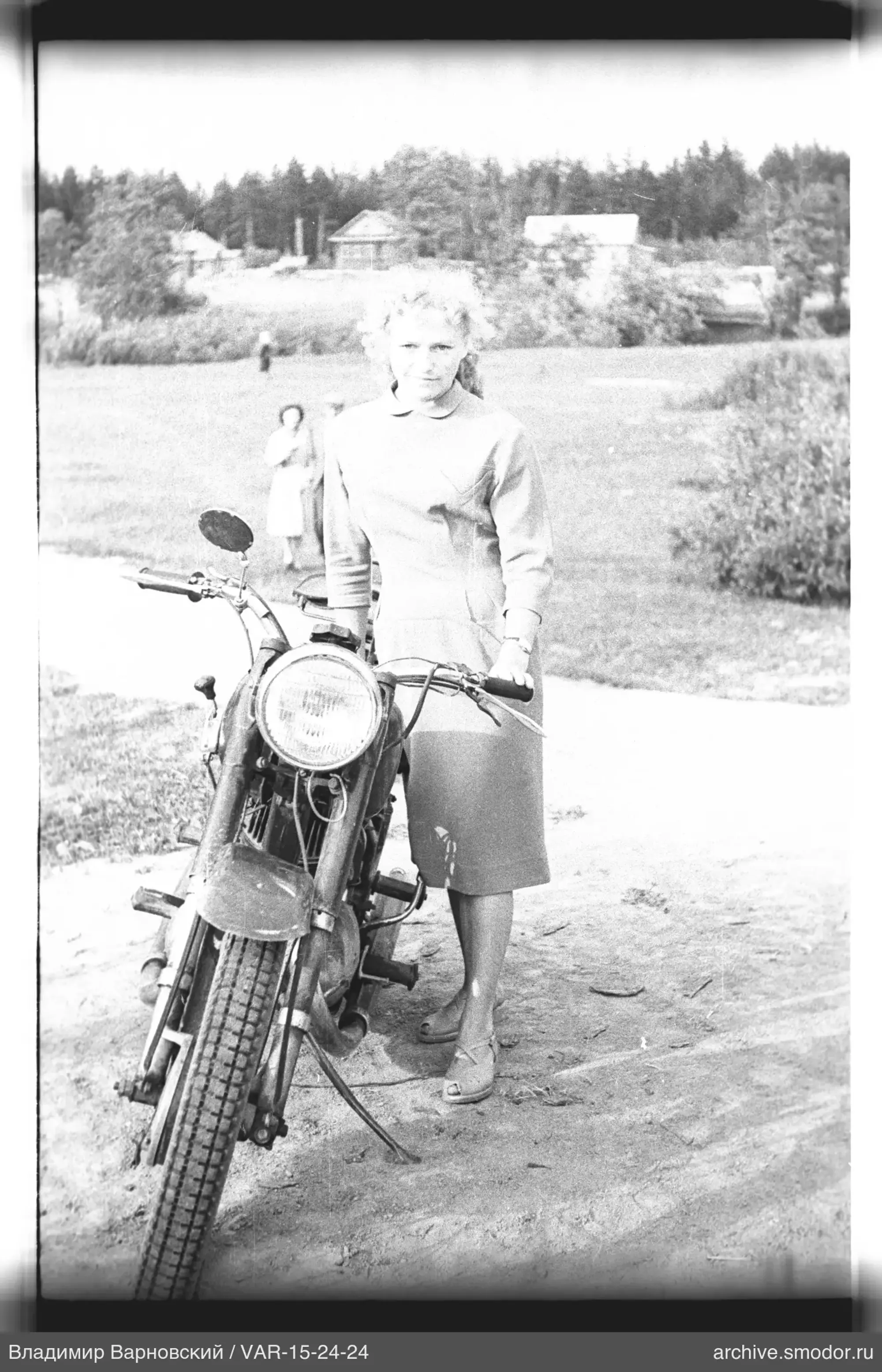 Frau mit Motorrad und Frauen im Hintergrund