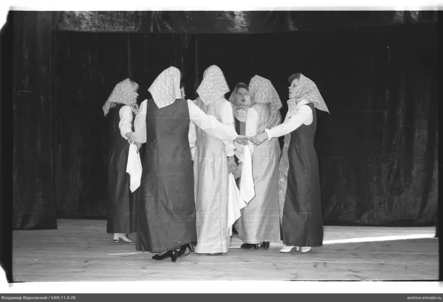Gruppe von Frauen im Kreis mit Tüchern