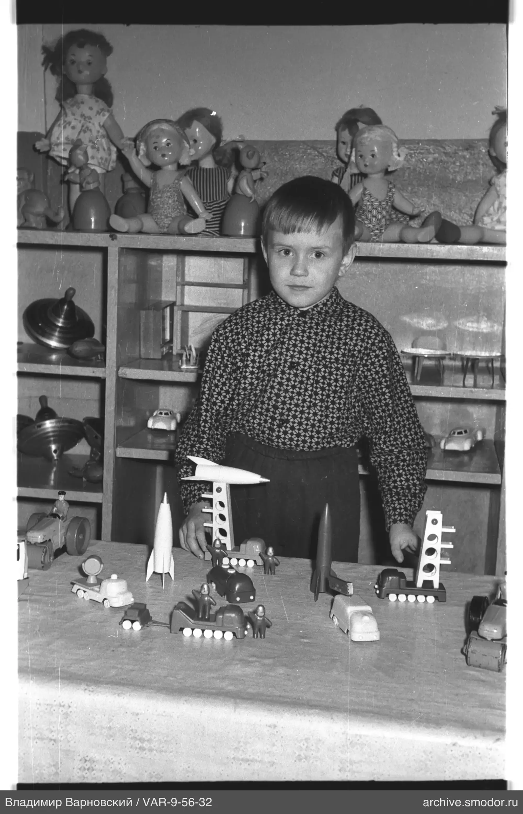 Kind mit Spielzeug und Puppen
