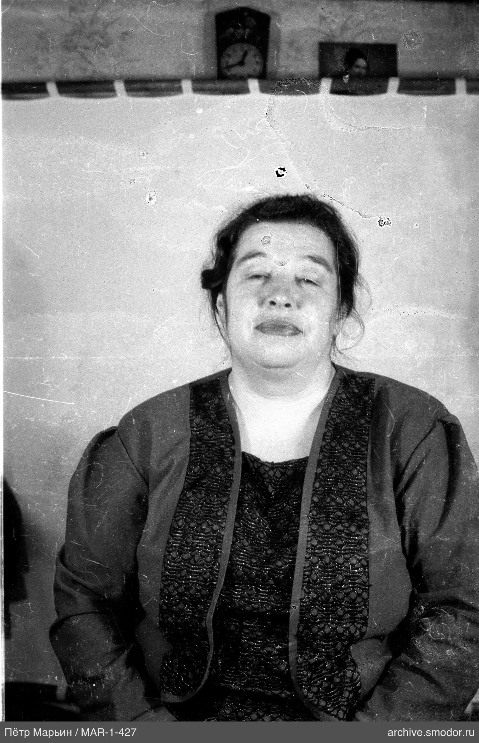Porträt einer Frau in Jacke und Spitzenbluse