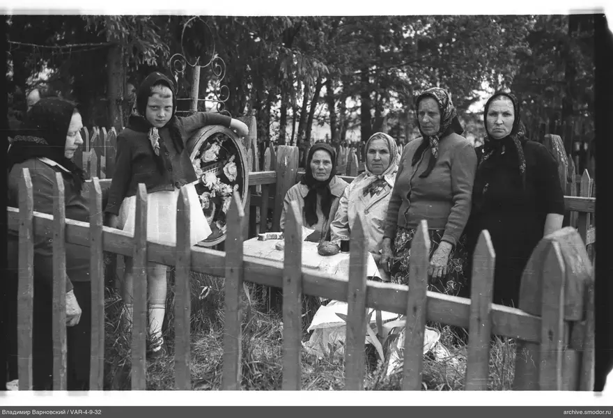 Gruppenporträt von Frauen und Mädchen