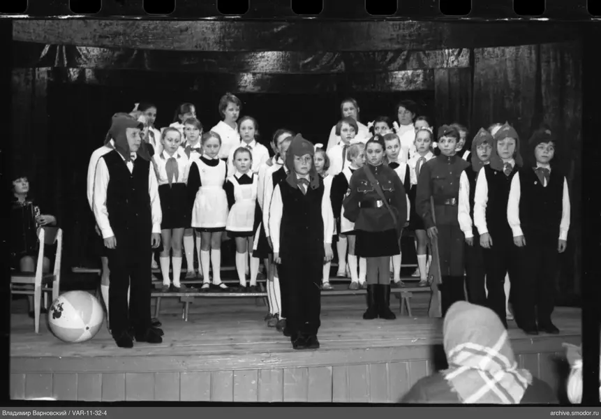 Group portrait of children and teenagers