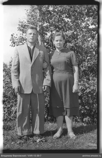 Mann und Frau auf dem Gras