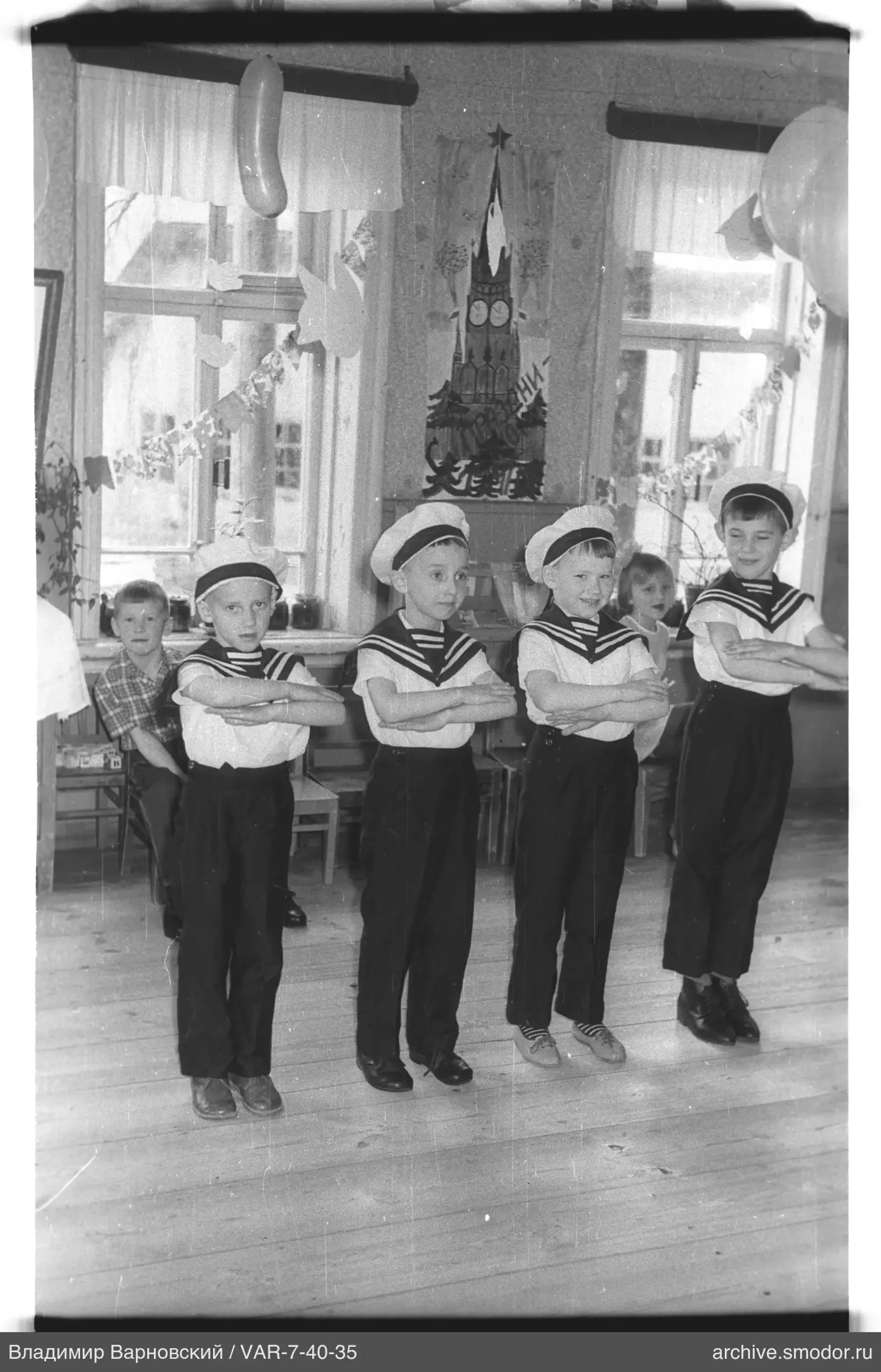 Gruppe von Jungen in Marineuniformen