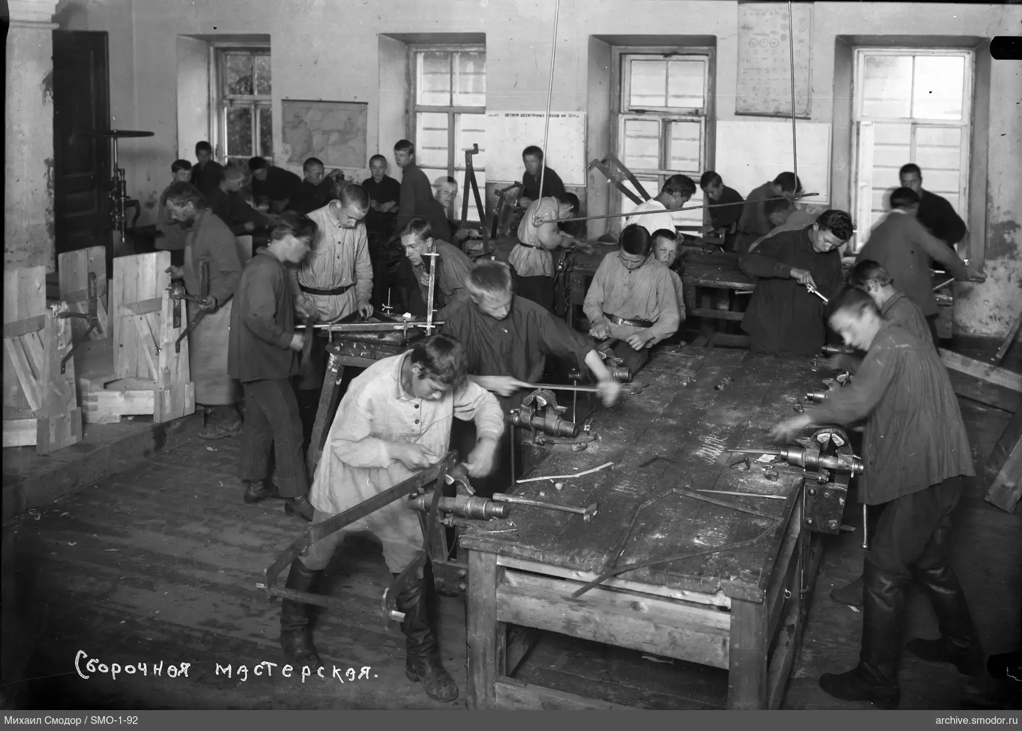 Мальчики и юноши за обработкой деталей