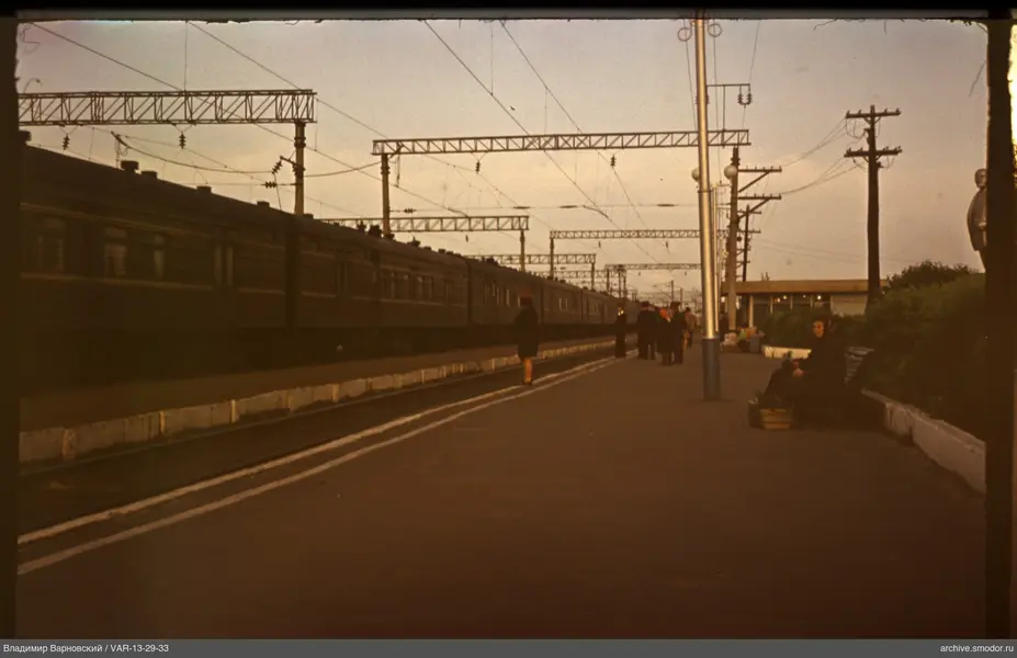 Железнодорожная станция с поездом и людьми