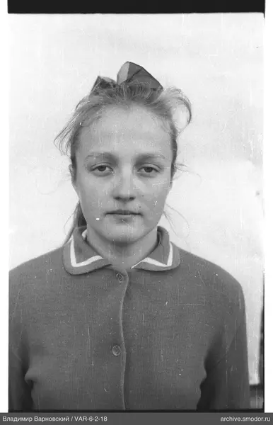 Porträt einer Frau in hellem Cardigan