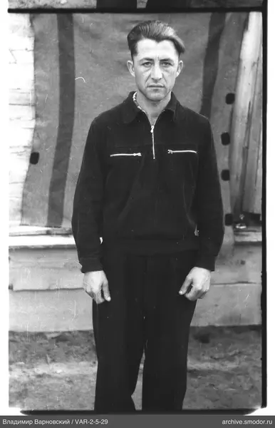Mann in dunkler Jacke und Hemd
