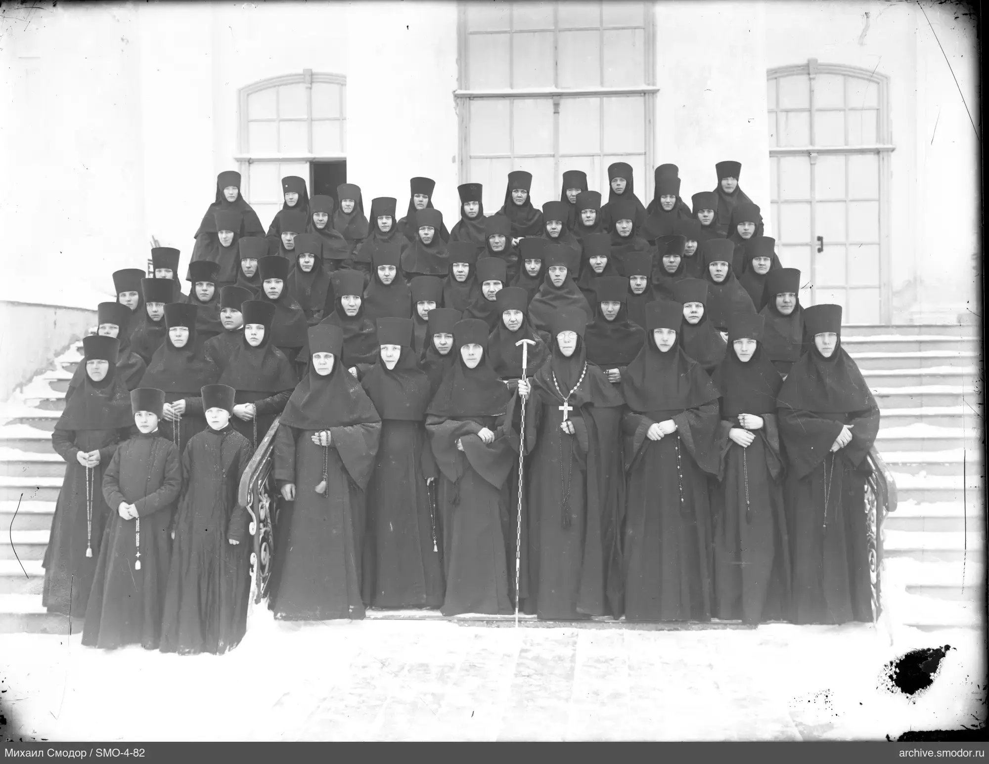 Gruppe von Frauen vor dem Gebäude