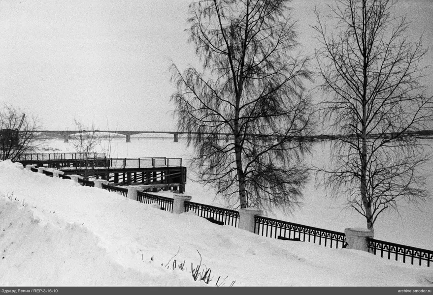 Verschneiter Hang und Brücke
