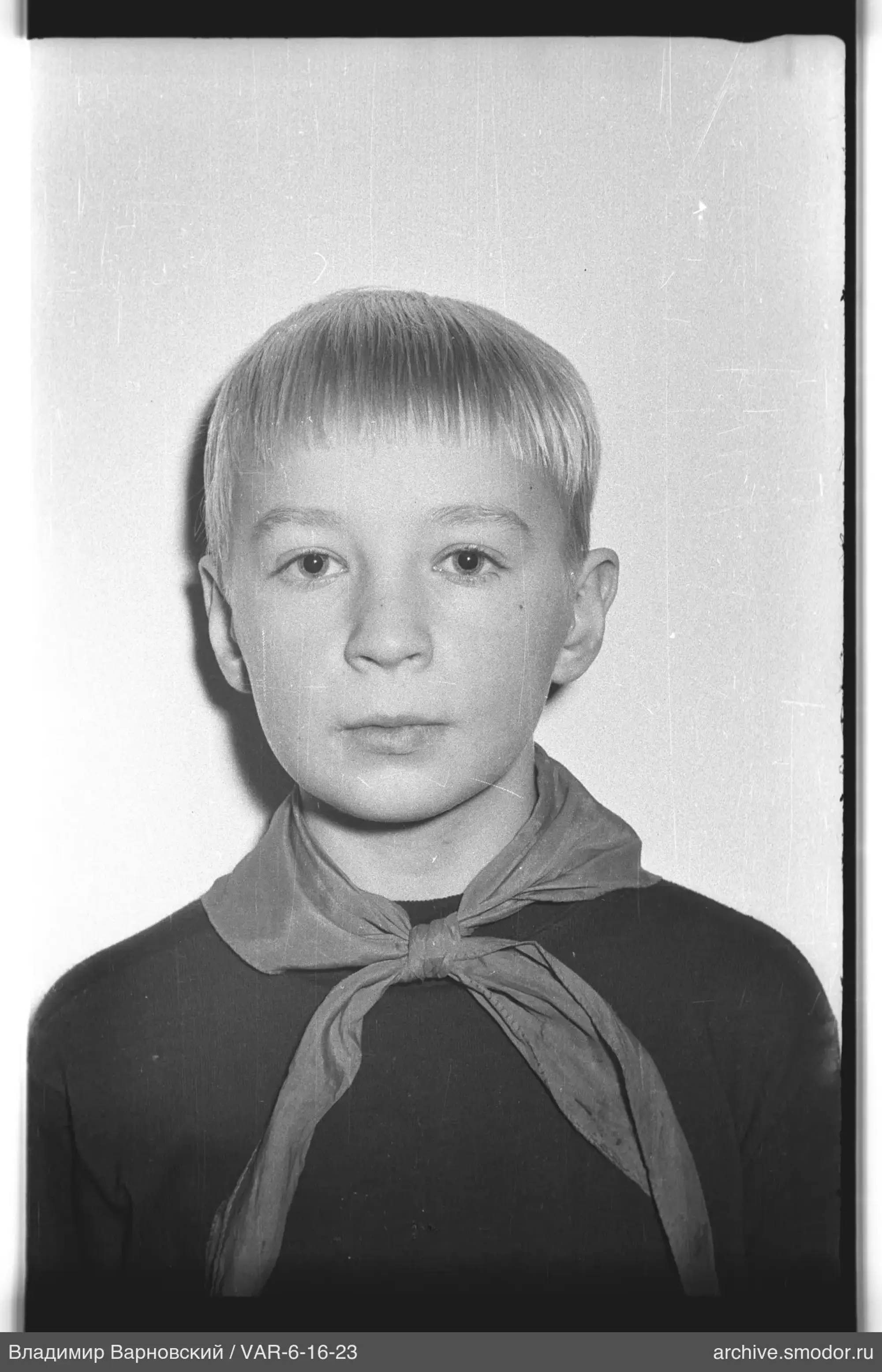 Porträt eines Jungen mit Pionierhalstuch