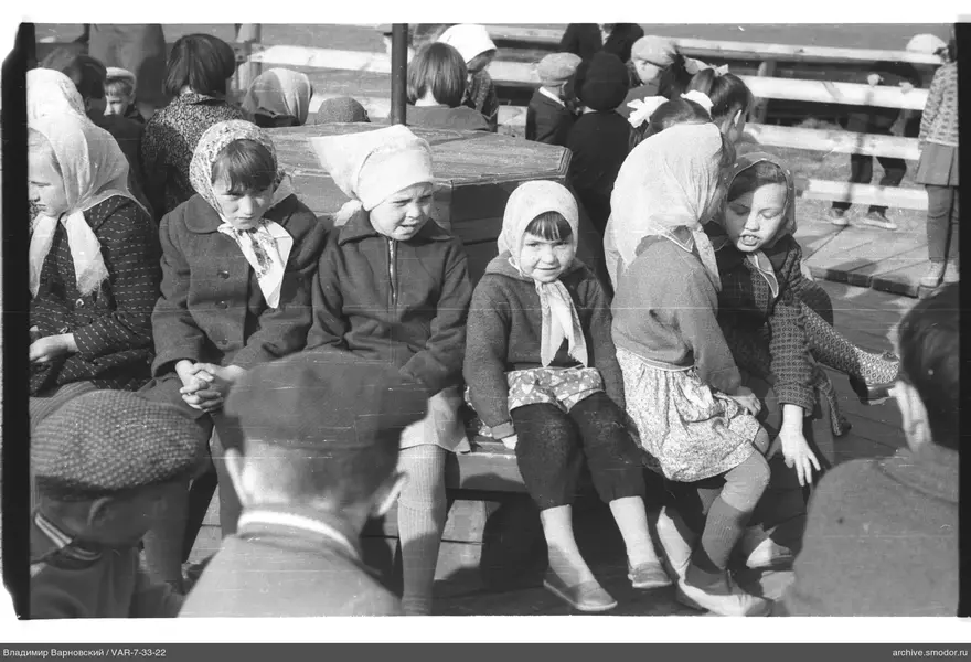 Gruppe von Kindern im Freien