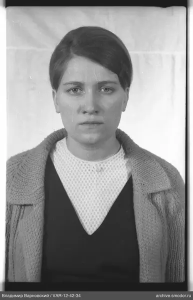 Porträt einer Frau in heller Bluse