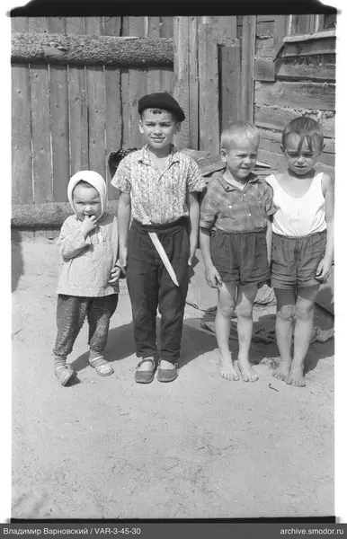 Gruppenporträt von vier Kindern