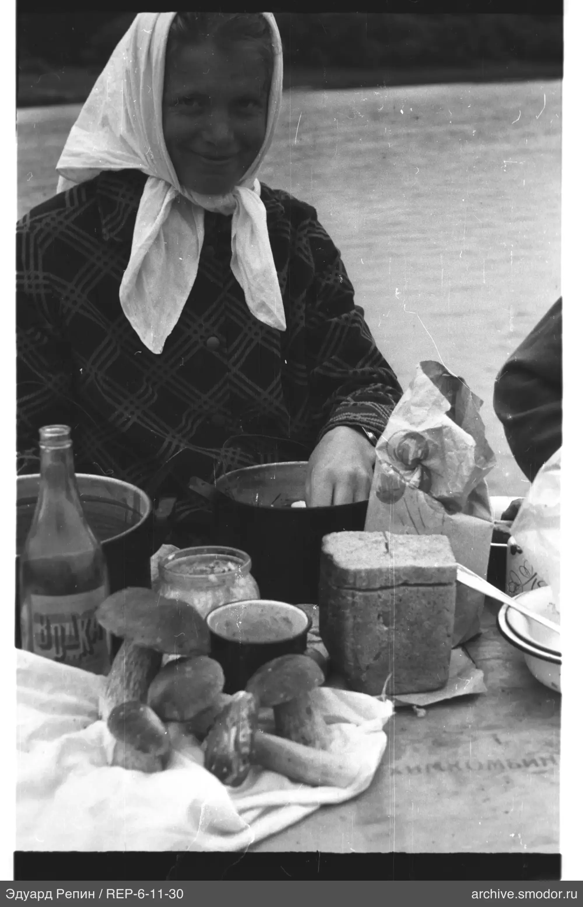 Frau mit Pilzen vor Wasser