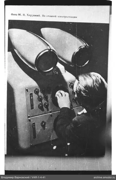 Mann am Bedienpult im Kernkraftwerk