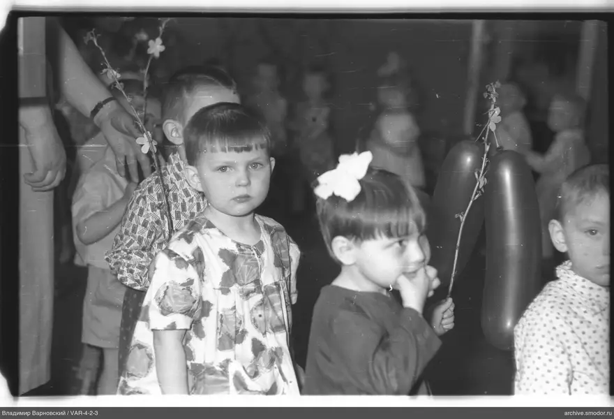 Gruppe von Kindern im Raum