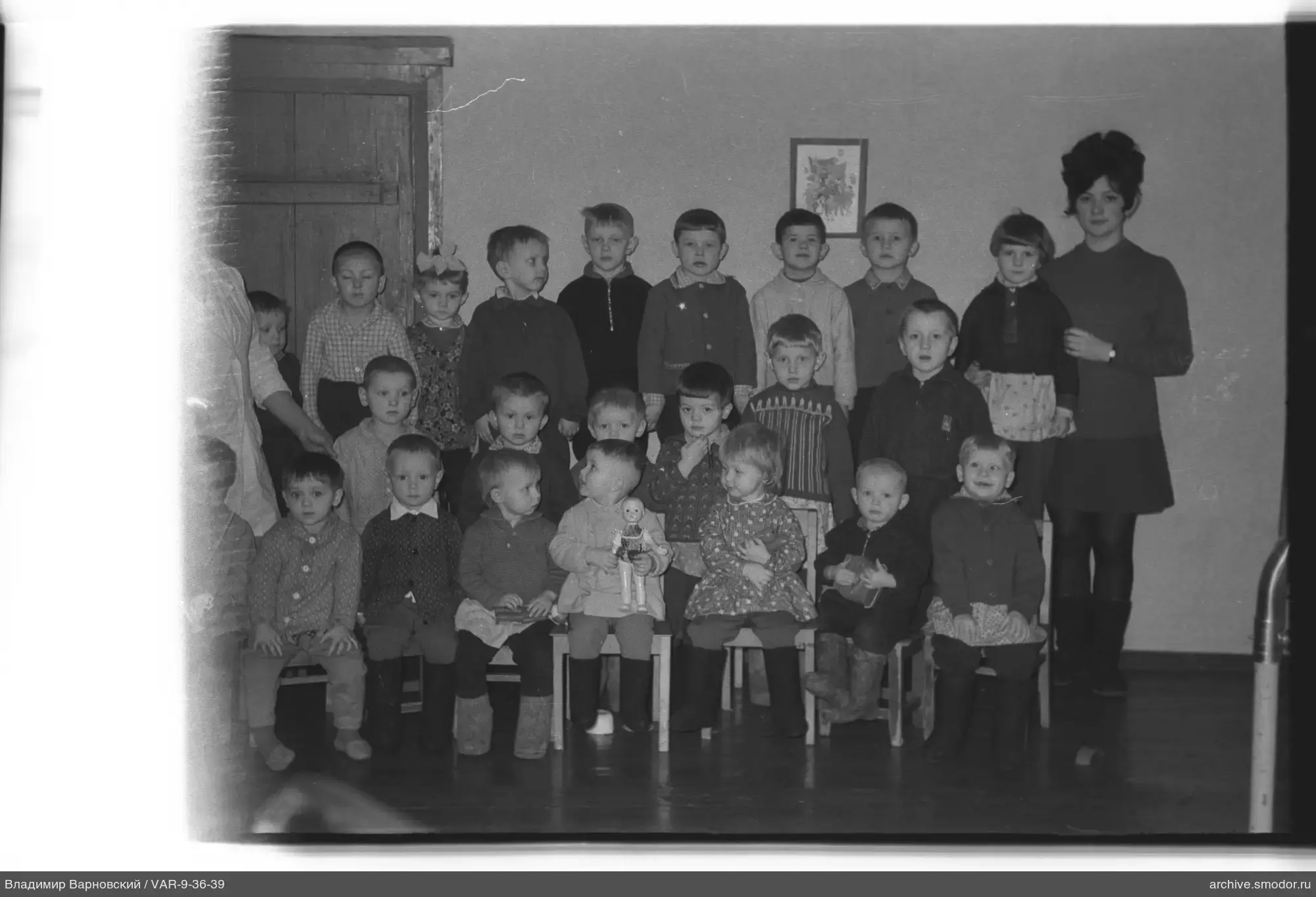Gruppenporträt von Kindern und Frau