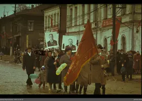 Gruppe mit Fahnen und Porträts