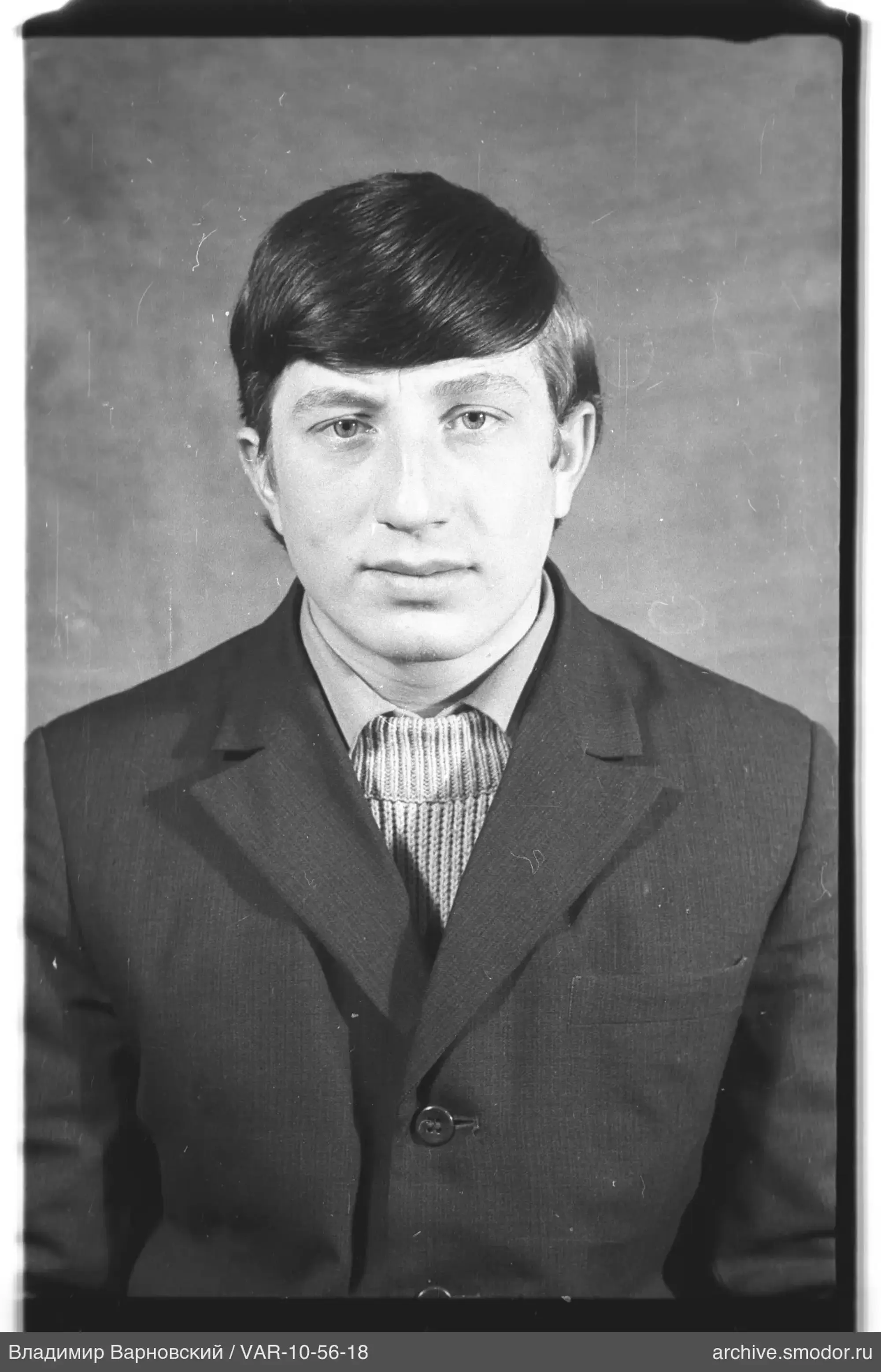 Porträt eines Mannes in Pullover und Jacke