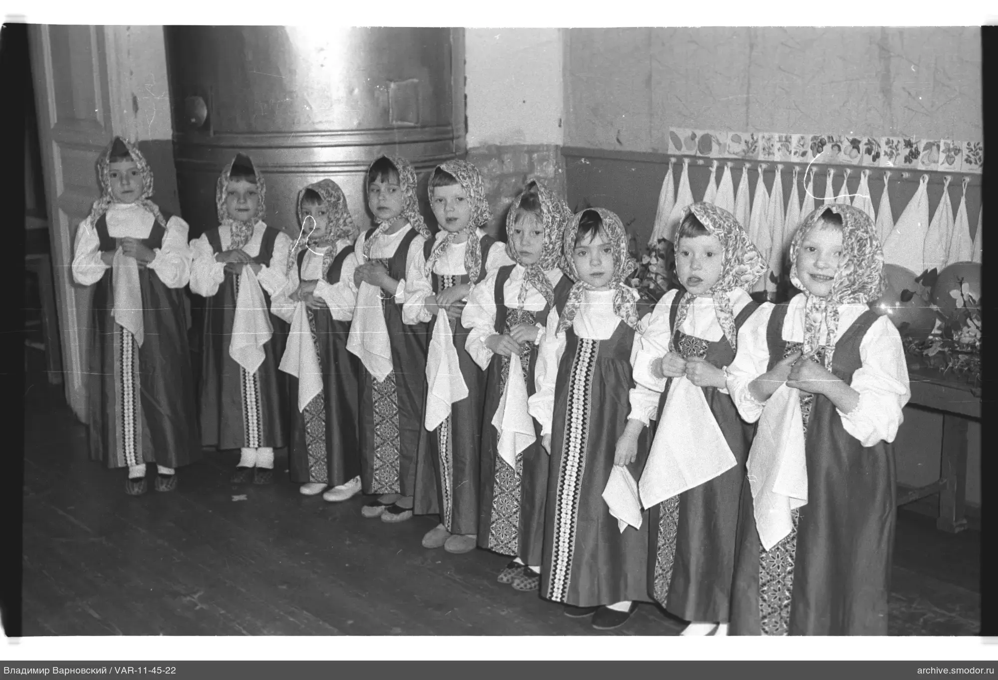 Gruppenporträt von Mädchen in Sommerkleidern