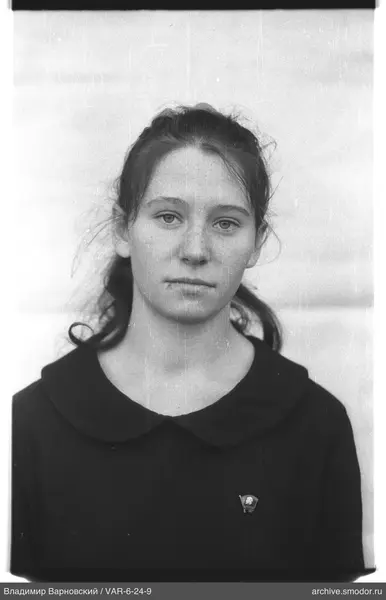 Porträt einer Frau in dunklem Kleid