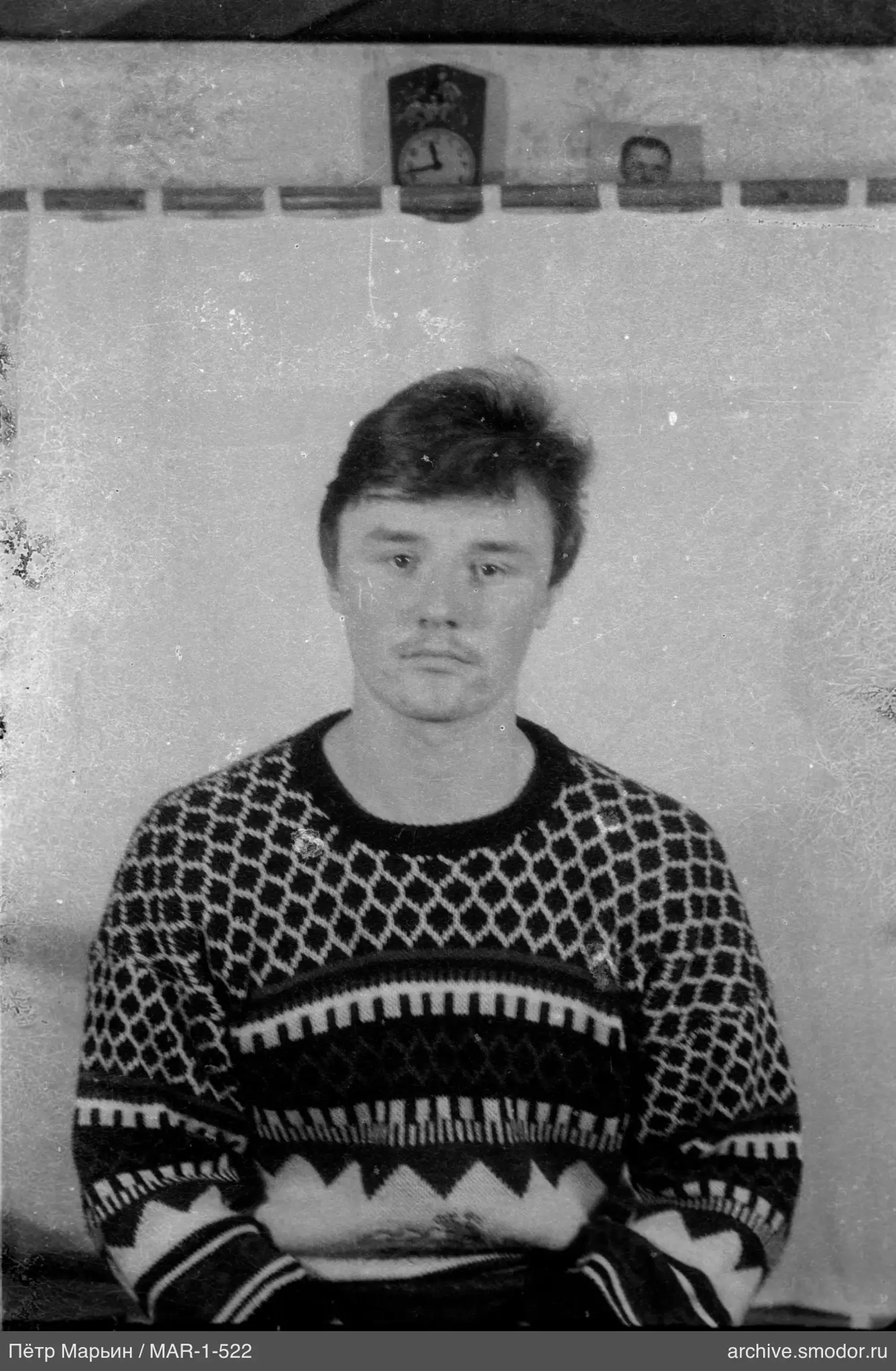 Портрет мужчины в свитере с узором