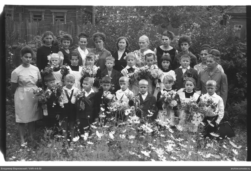 Gruppenporträt von Kindern und Frauen