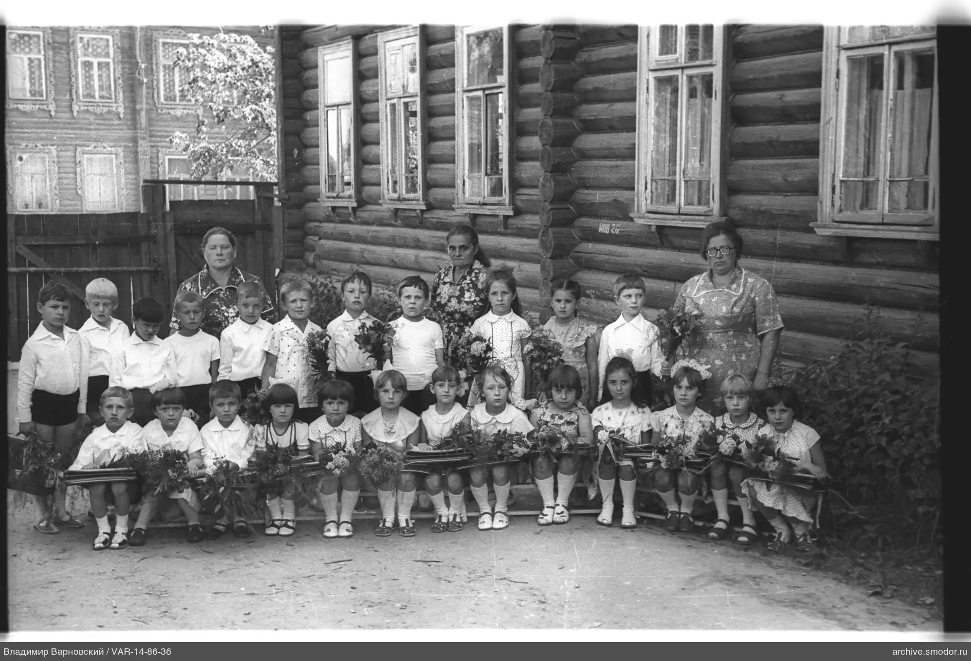 Gruppenporträt von Kindern und Frauen